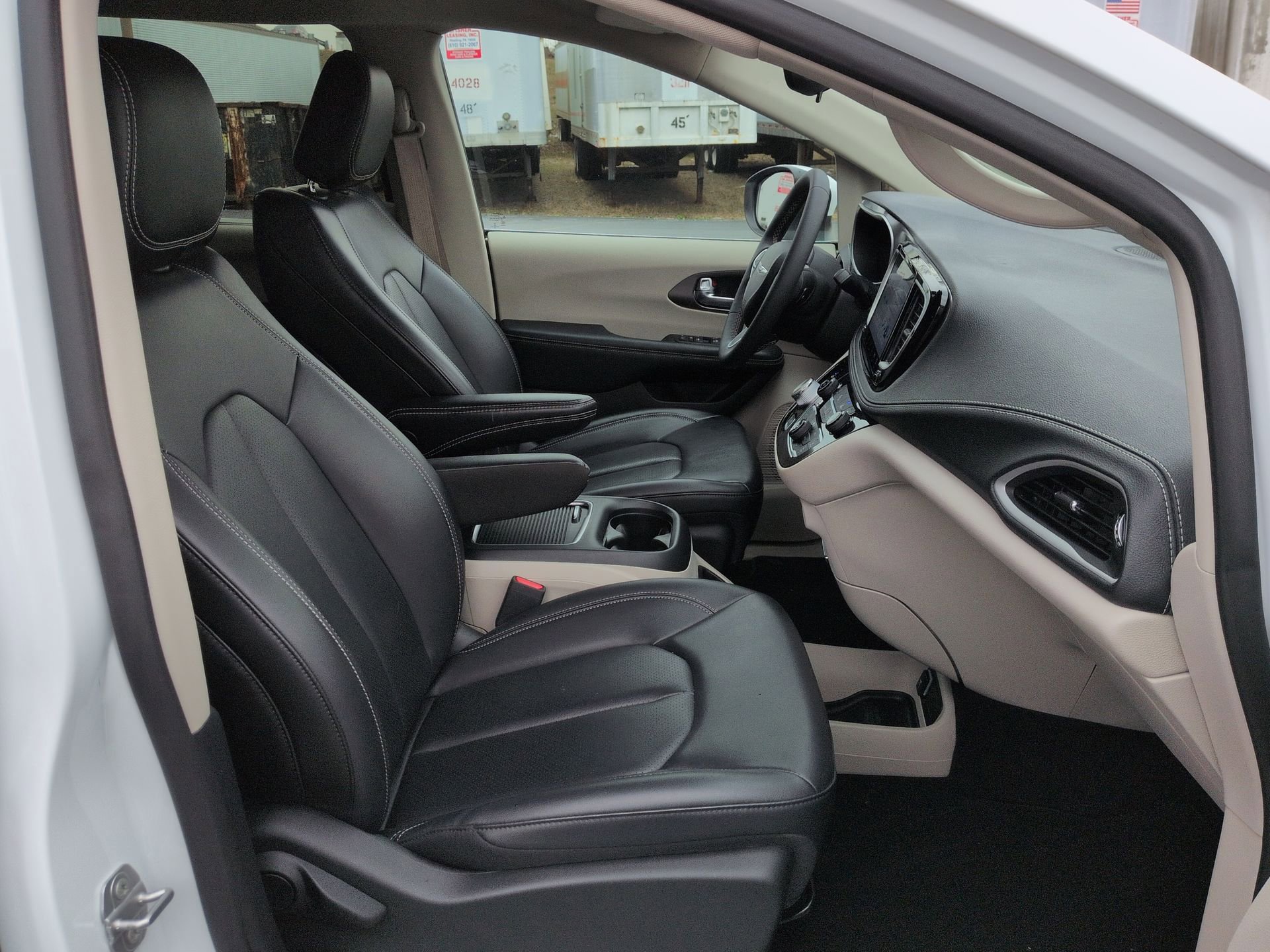 Used 2023 Chrysler Pacifica Touring-L image 27