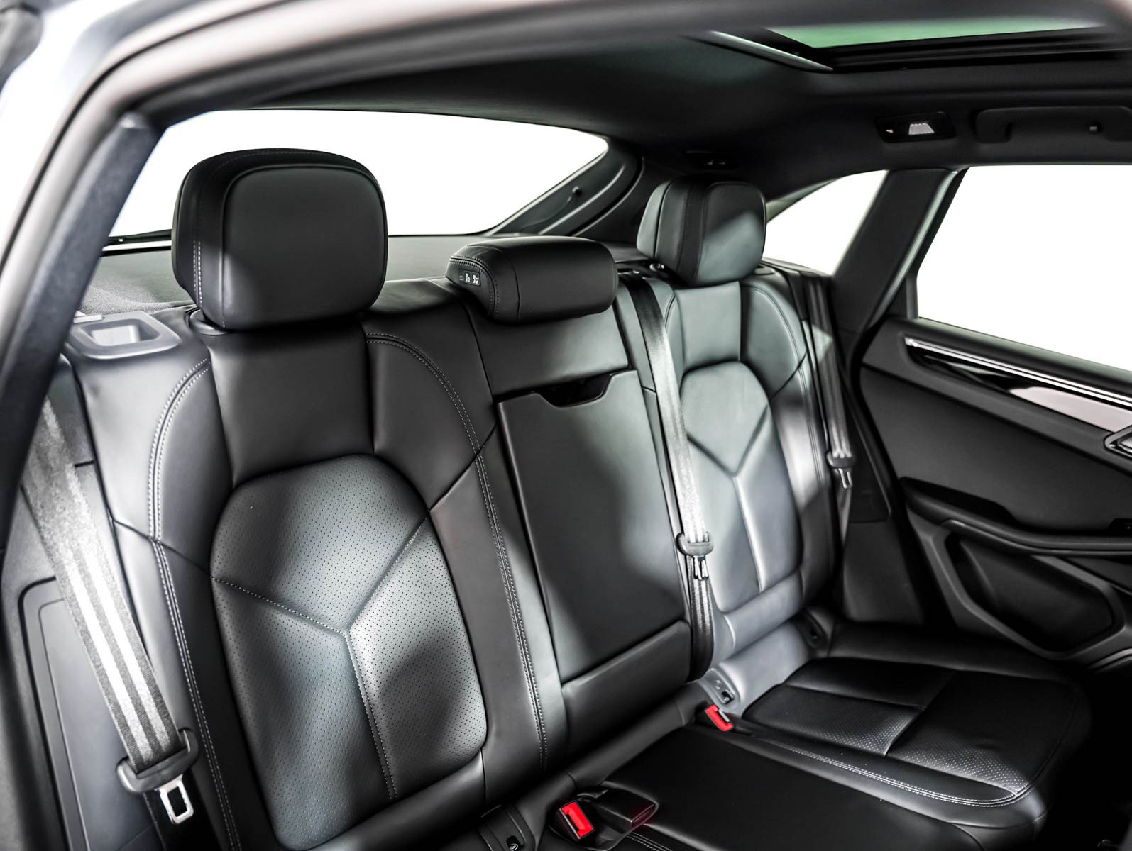 Certified 2023 Porsche Macan AWD/4WD image 6