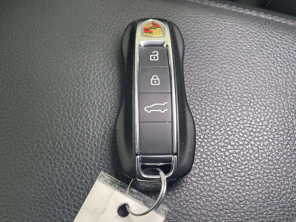 Certified 2025 Porsche Cayenne AWD/4WD image 43