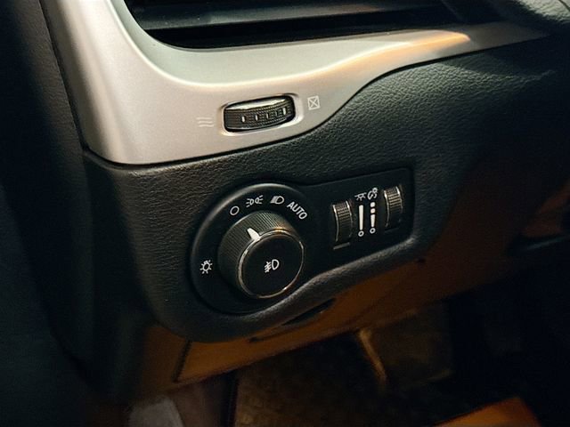 Used 2017 Jeep Cherokee Trailhawk w/ Cold Weather Group image 11