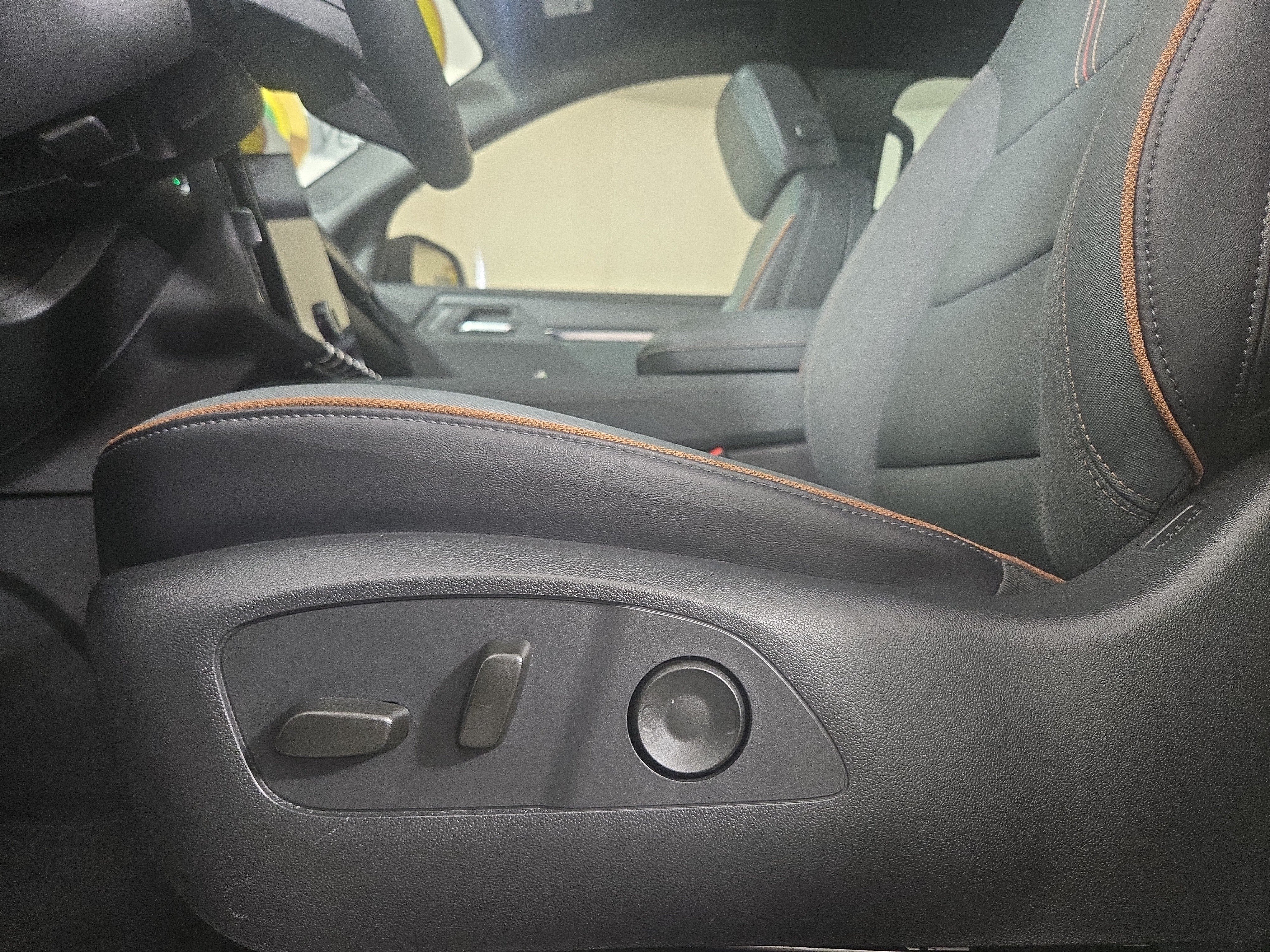 Used 2025 GMC Acadia AT4 w/ Luxury Package AWD/4WD image 34