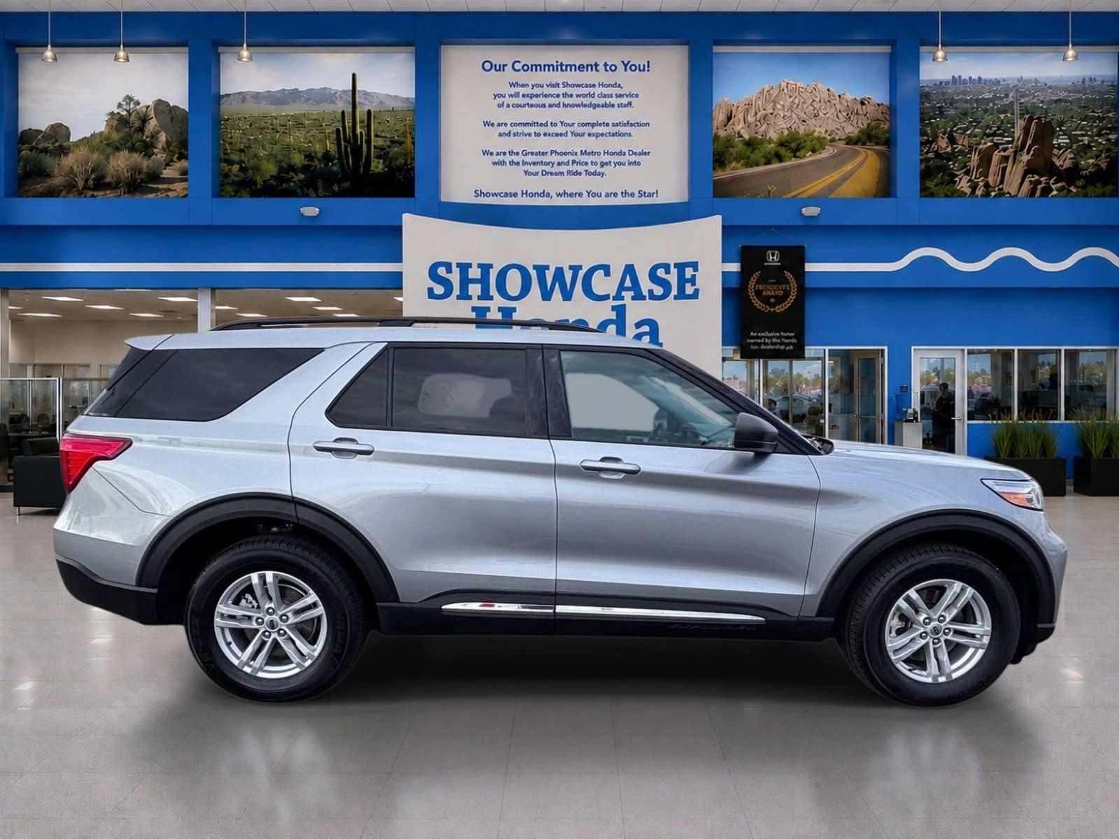 Used 2023 Ford Explorer XLT AWD/4WD image 9