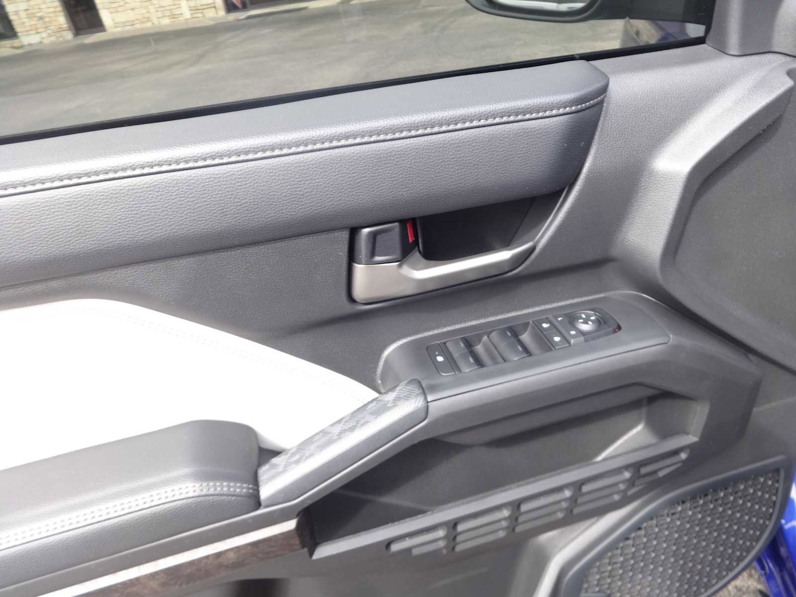 Used 2024 Toyota Tacoma Limited w/ Limited Package (LT) image 15