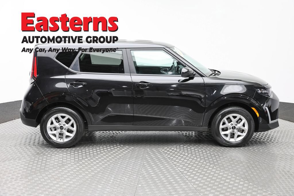 Used 2025 Kia Soul LX w/ LX Technology Package FWD image 4