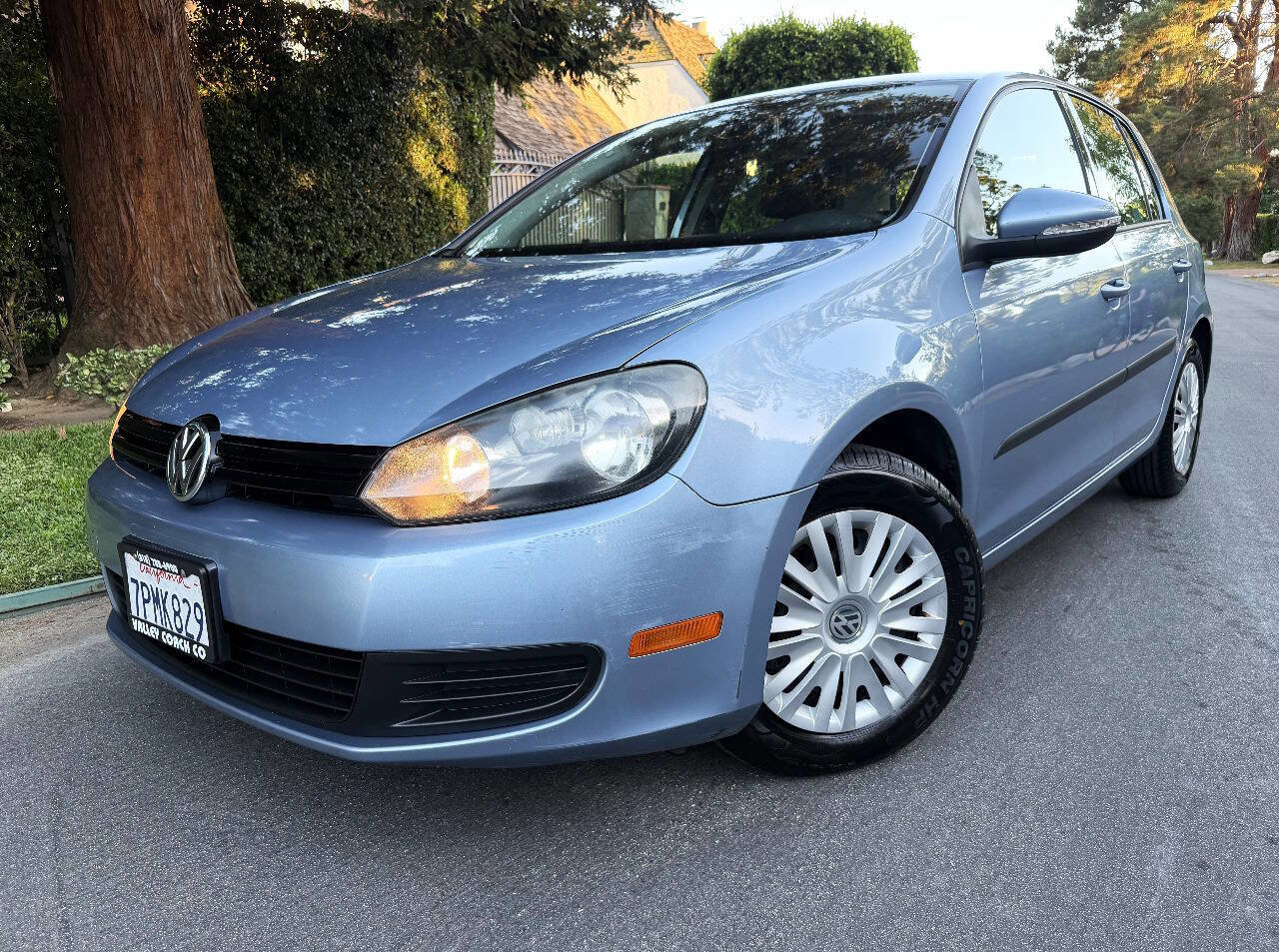 Used 2010 Volkswagen Golf 4-Door image 2