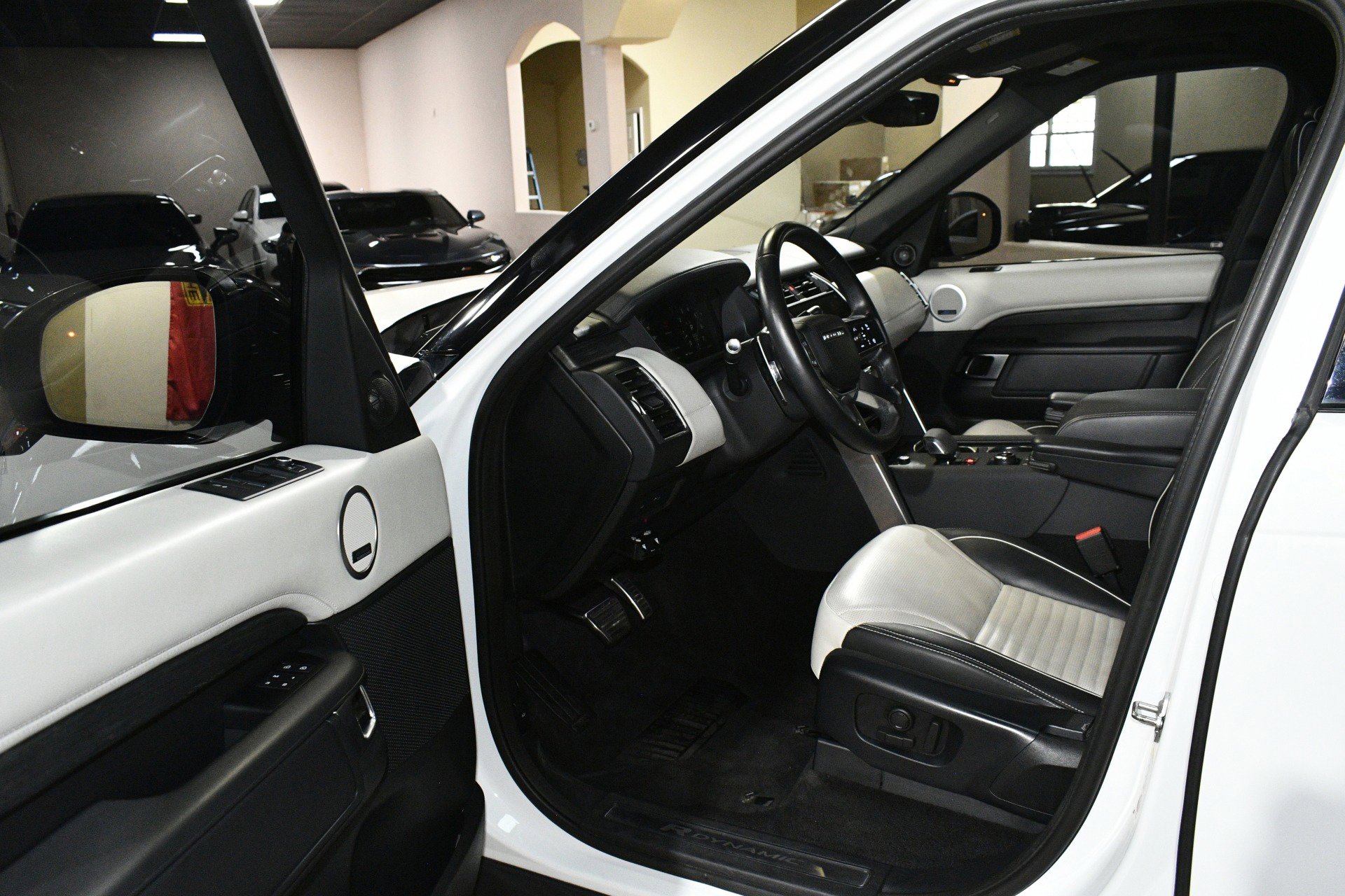 Used 2021 Land Rover Discovery HSE R-Dynamic AWD/4WD image 45
