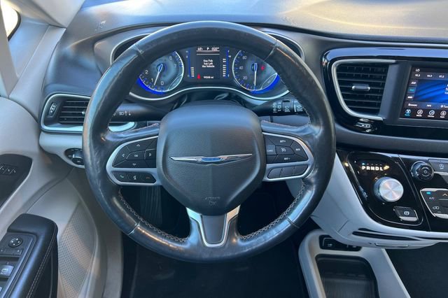 Used 2020 Chrysler Pacifica Touring-L image 16