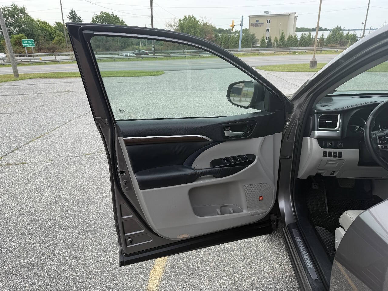 Used 2015 Toyota Highlander Limited AWD/4WD image 9