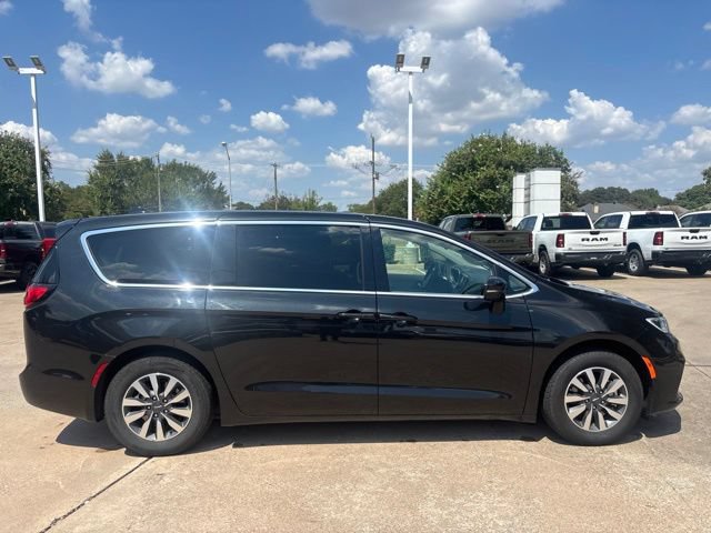 Used 2023 Chrysler Pacifica Touring-L FWD image 4