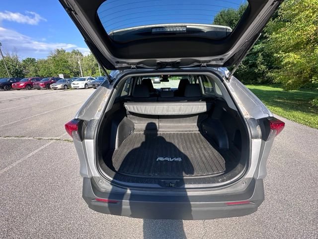 Used 2021 Toyota RAV4 LE AWD/4WD image 10