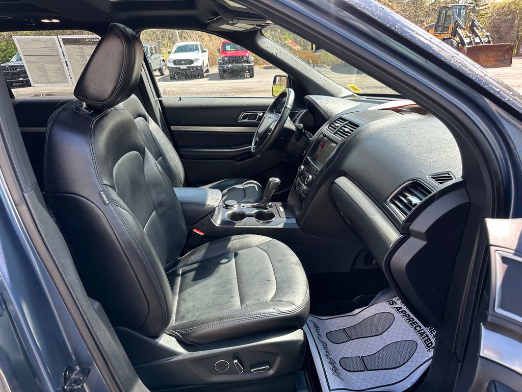 Used 2018 Ford Explorer XLT w/ Equipment Group 202A AWD/4WD image 33