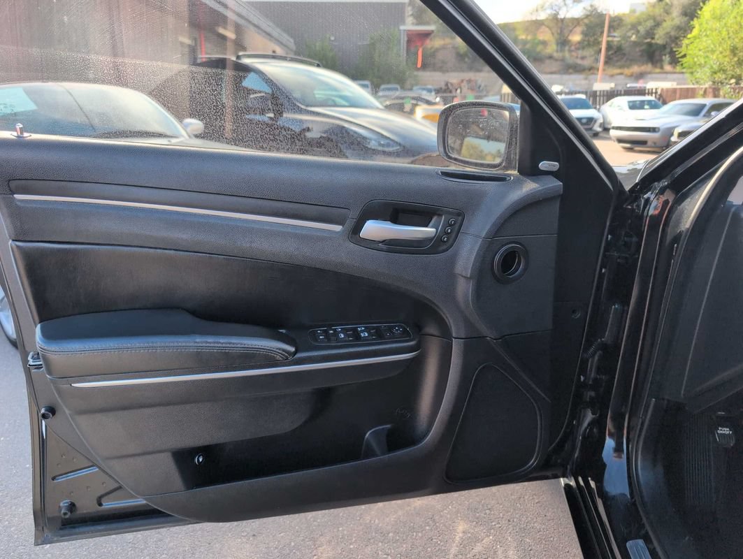 Used 2017 Chrysler 300 C RWD image 19
