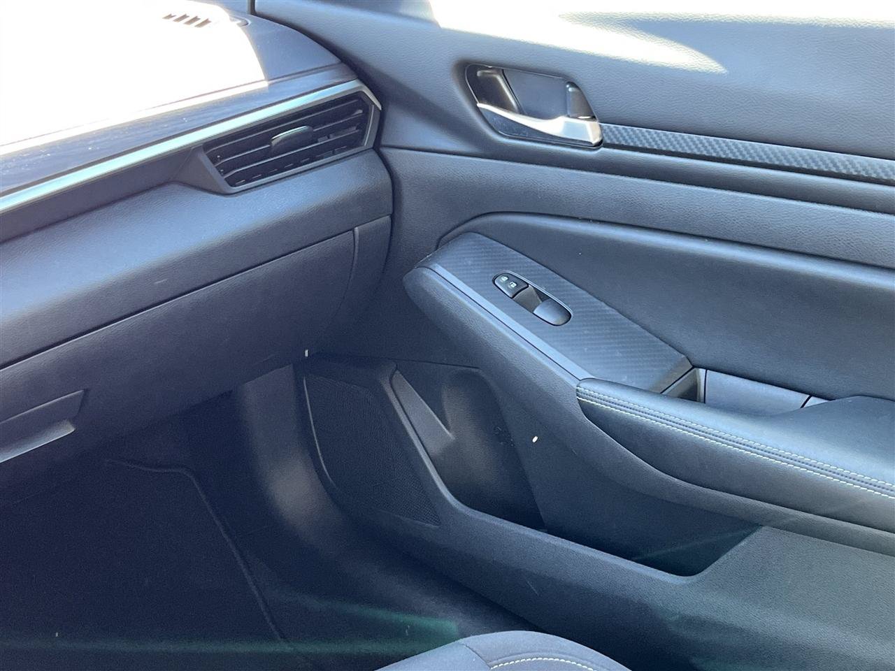 Used 2025 Nissan Altima 2.5 SV FWD image 19