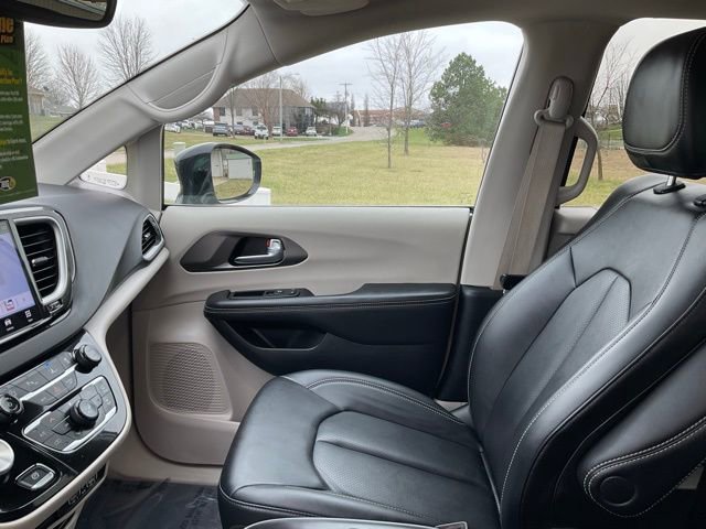 Used 2024 Chrysler Pacifica Touring-L image 13