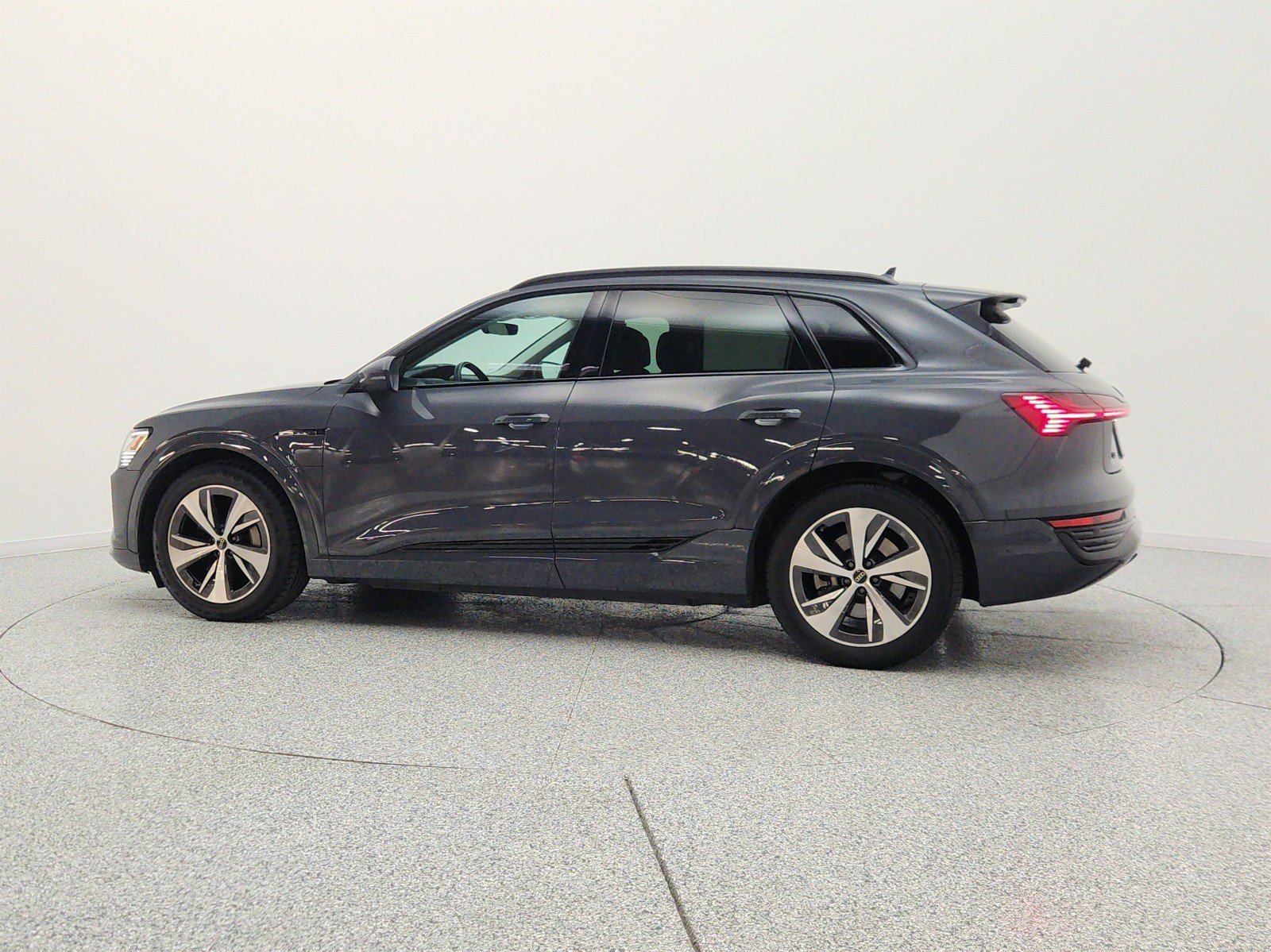 Used 2024 Audi Q8 e-tron Premium AWD/4WD image 8