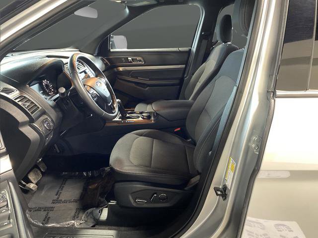 Used 2018 Ford Explorer XLT image 4