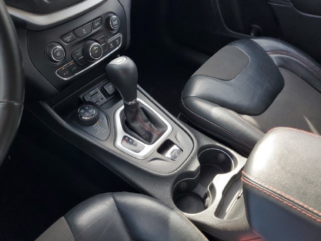 Used 2017 Jeep Cherokee Trailhawk AWD/4WD image 27
