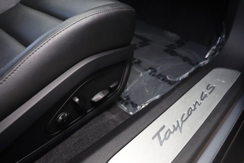 Used 2020 Porsche Taycan 4S image 32