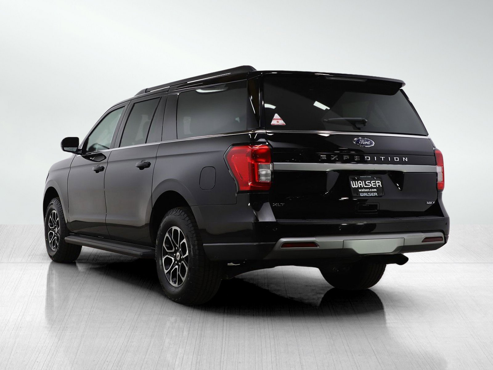 Used 2024 Ford Expedition Max XLT image 3