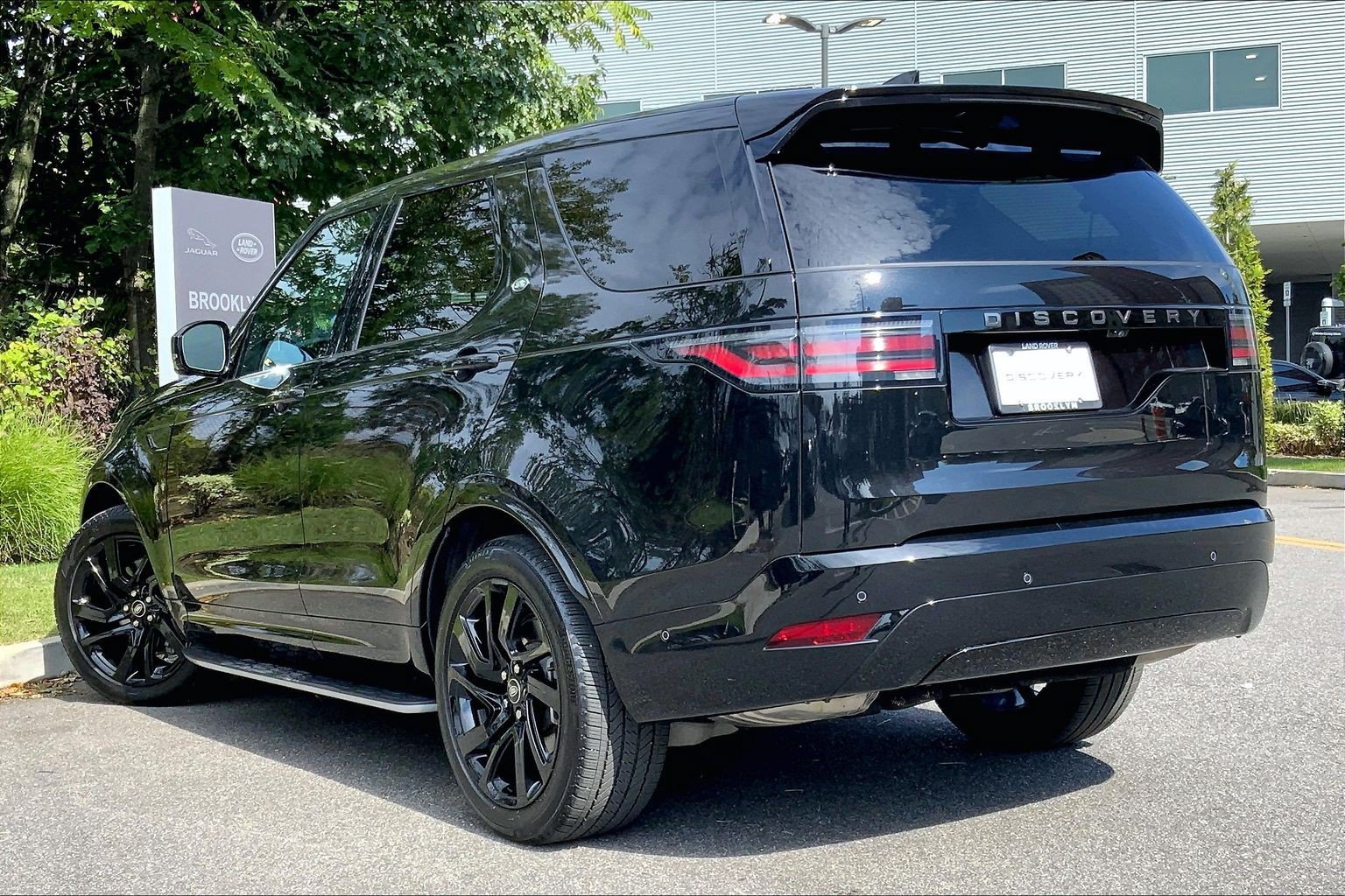 Certified 2025 Land Rover Discovery Dynamic SE AWD/4WD image 11