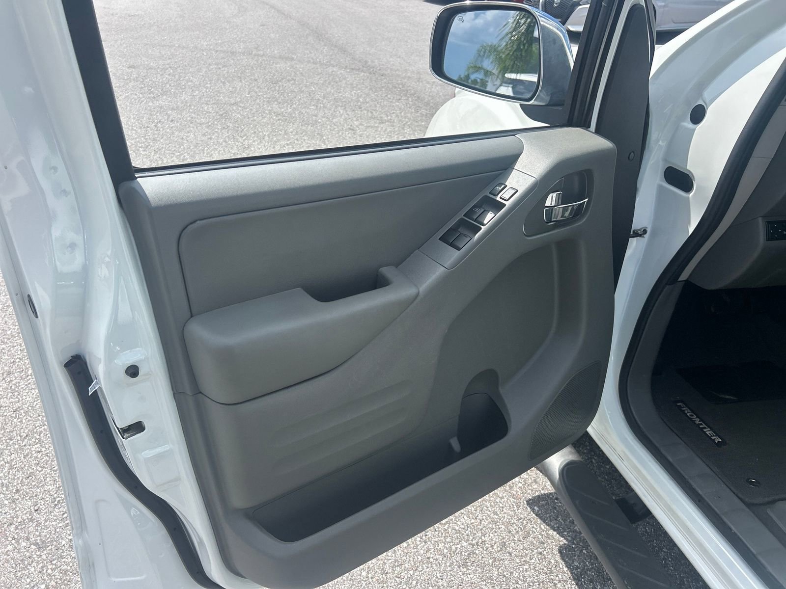 Used 2019 Nissan Frontier SL image 16