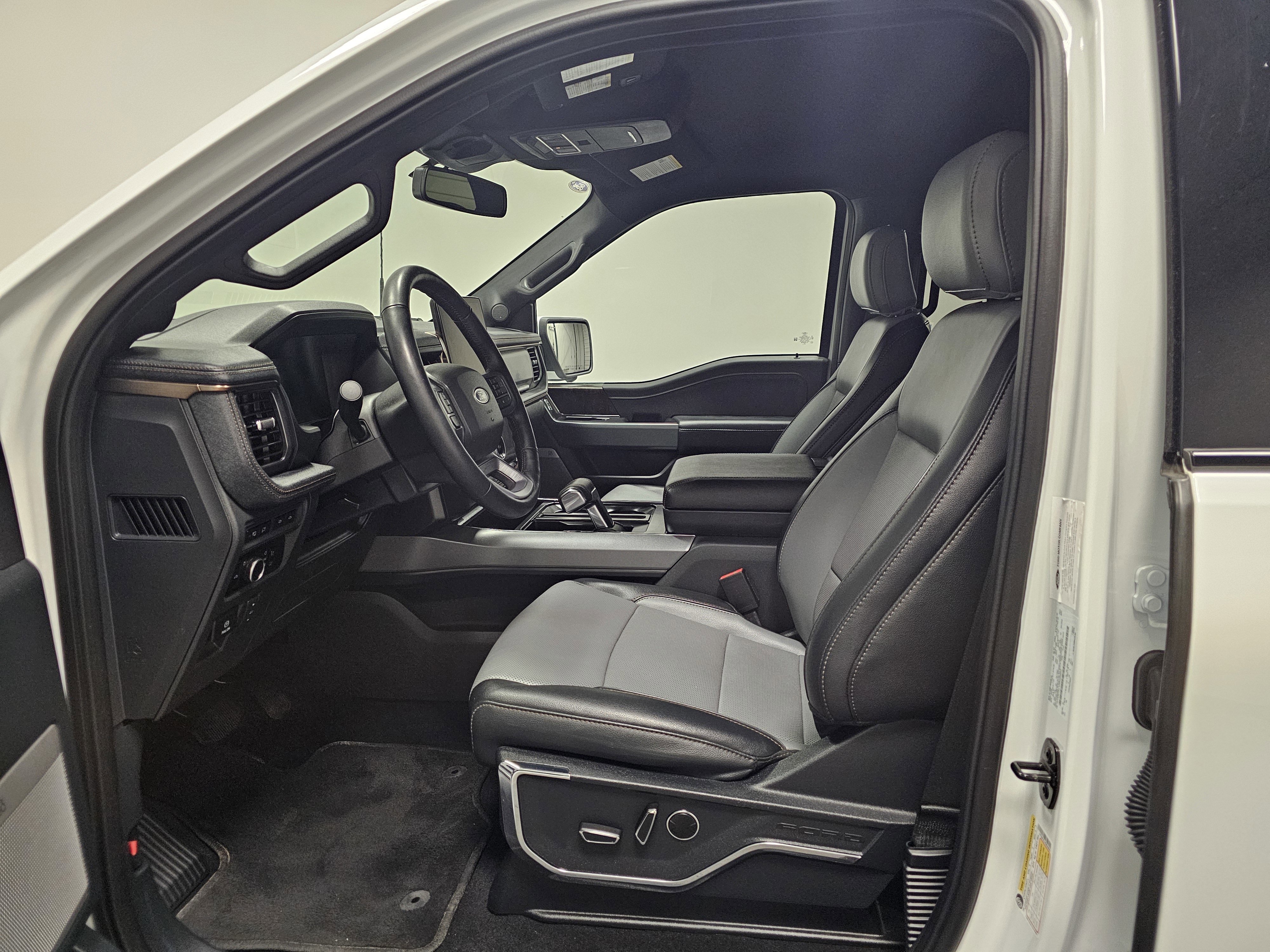 Used 2023 Ford F150 Lightning Lariat image 19