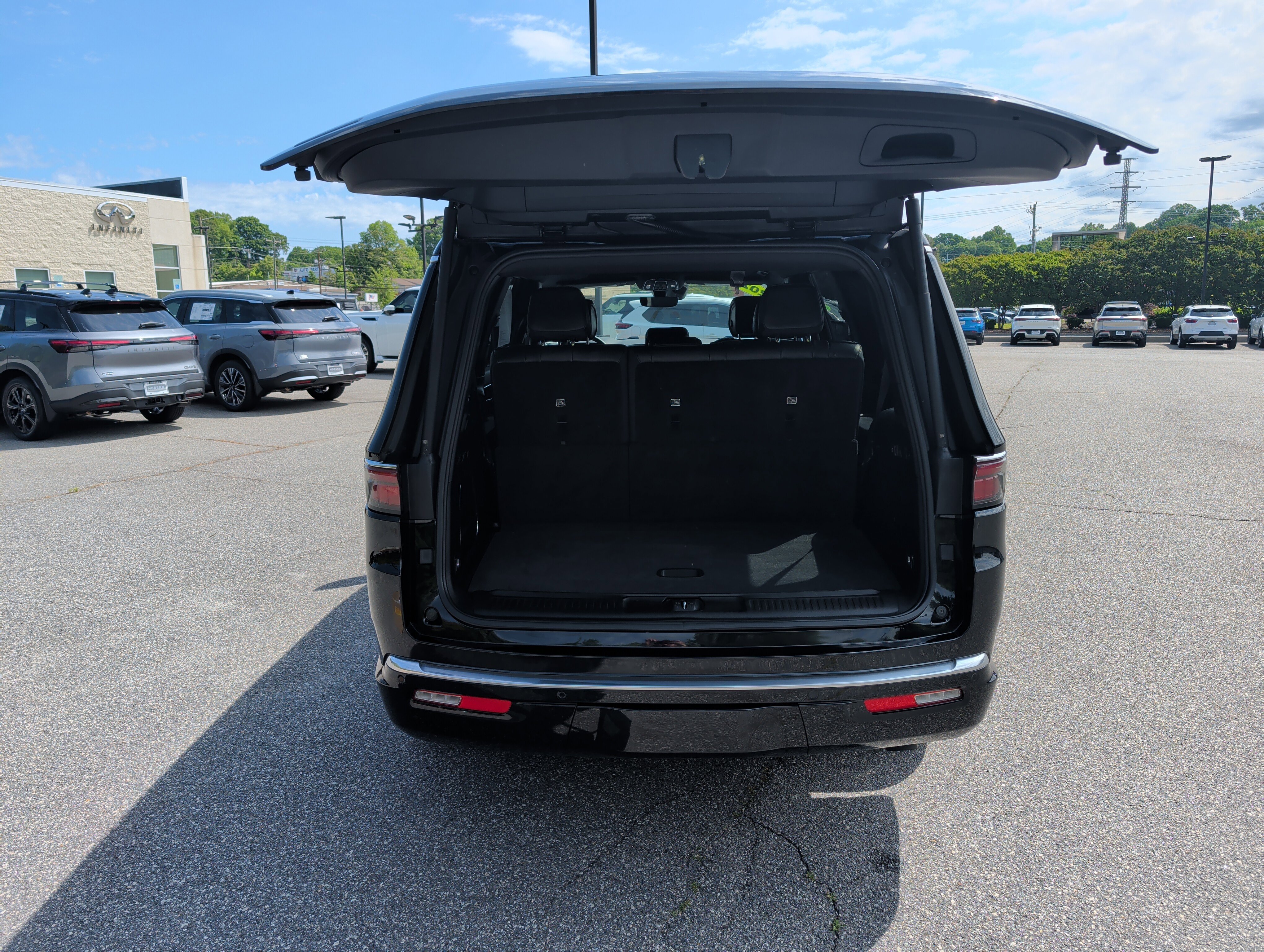 Used 2024 Jeep Wagoneer 4WD w/ Premium Group I image 15