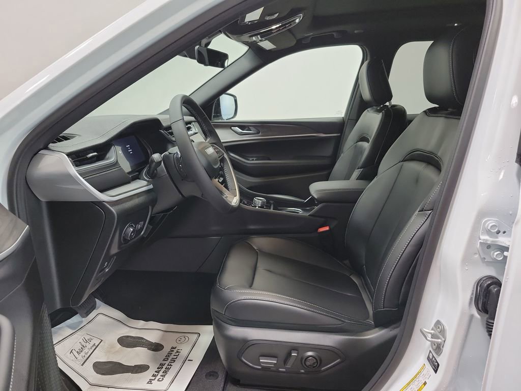 New 2025 Jeep Grand Cherokee L Limited w/ Black Appearance Package image 13
