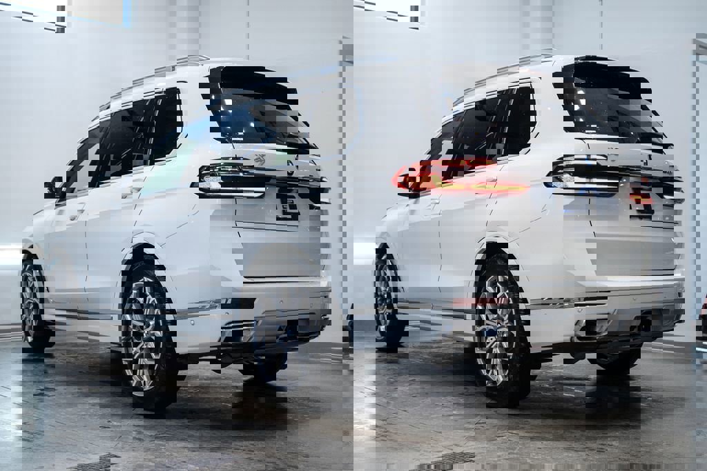 Used 2024 BMW X7 xDrive40i w/ Parking Assistance Package image 4