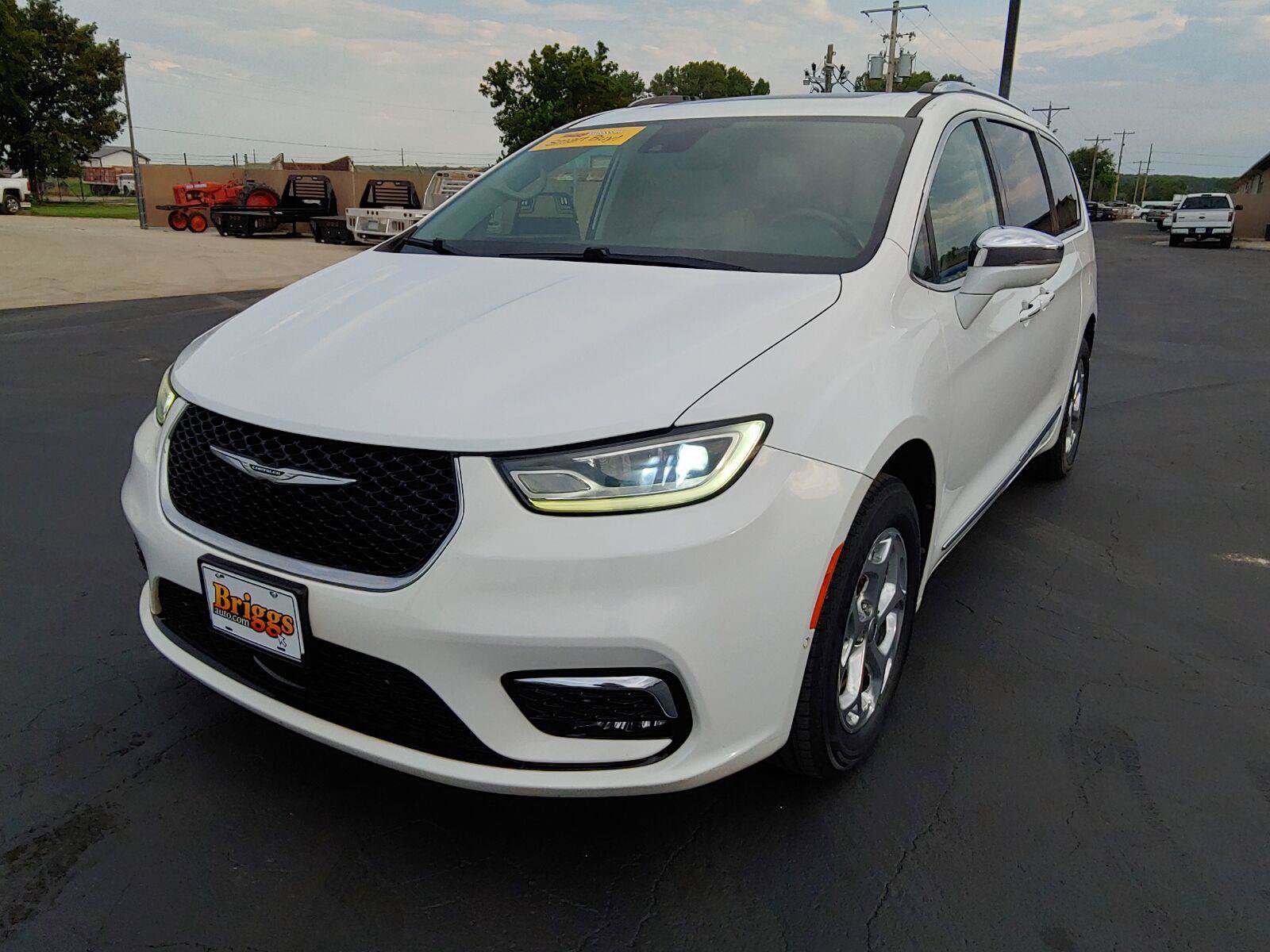 Used 2021 Chrysler Pacifica Limited w/ Premium & Safety Sphere Group AWD/4WD image 1