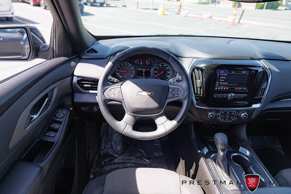 Used 2023 Chevrolet Traverse LT FWD image 2