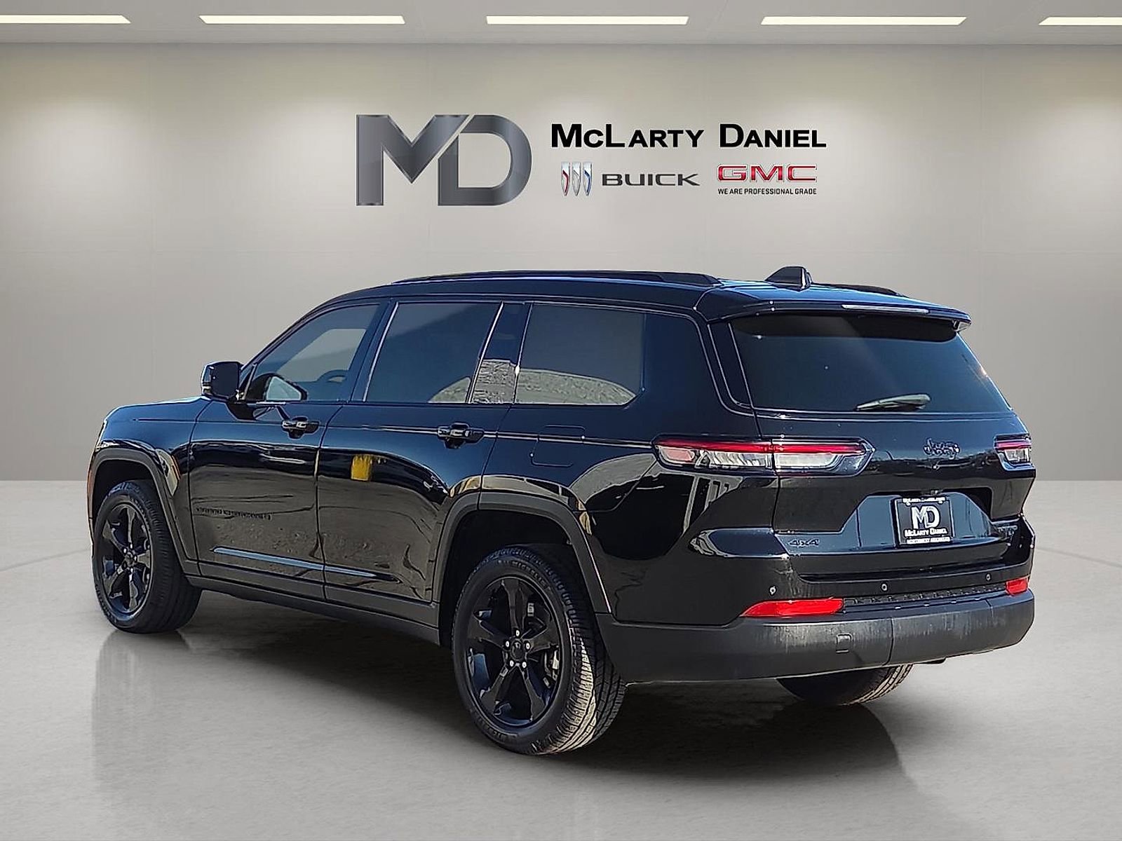 Used 2024 Jeep Grand Cherokee L Limited w/ Black Appearance Package image 4