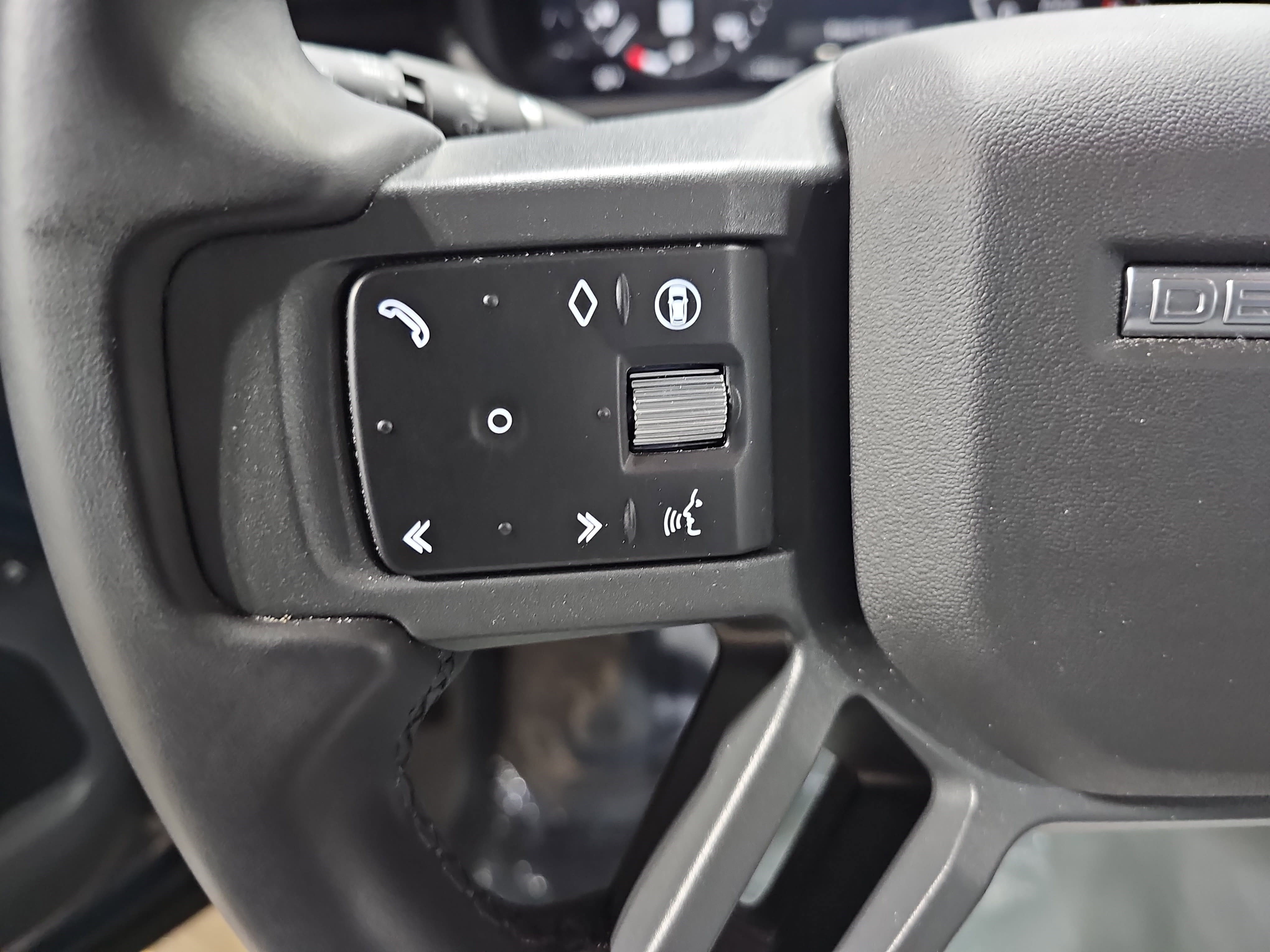 Used 2025 Land Rover Defender 90 X-Dynamic SE image 19