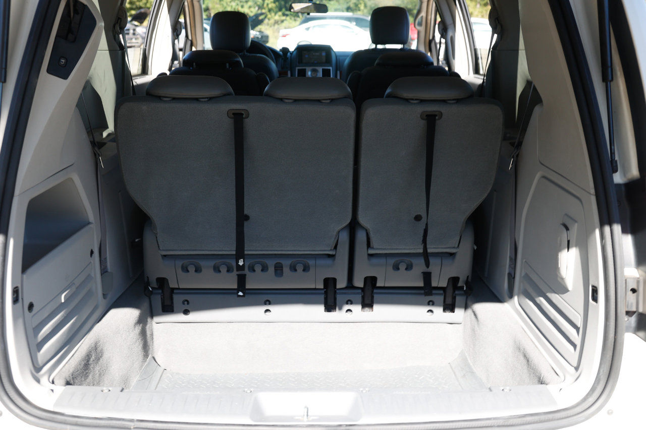 Used 2009 Chrysler Town & Country Touring image 27