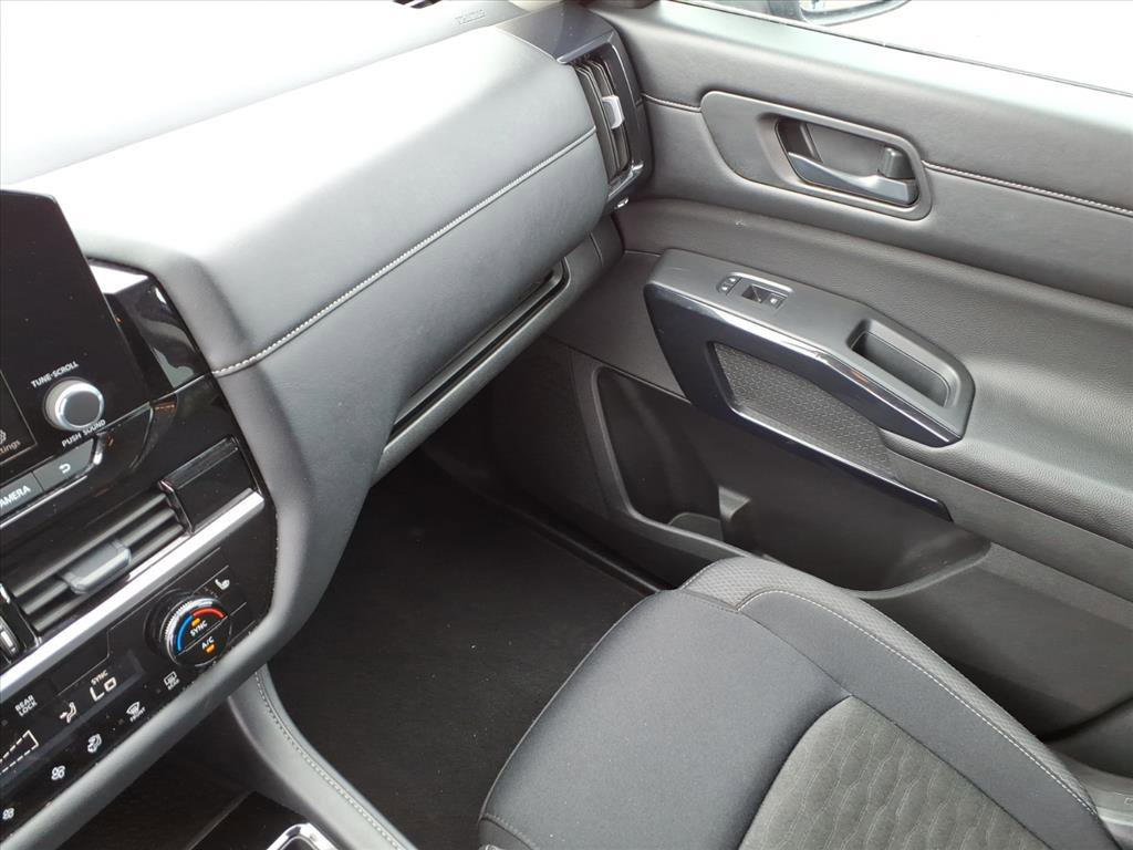 Used 2024 Nissan Pathfinder SV image 30