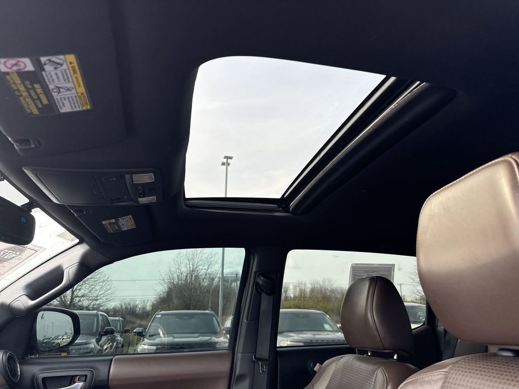 Used 2016 Toyota Tacoma Limited w/ Towing Package image 20