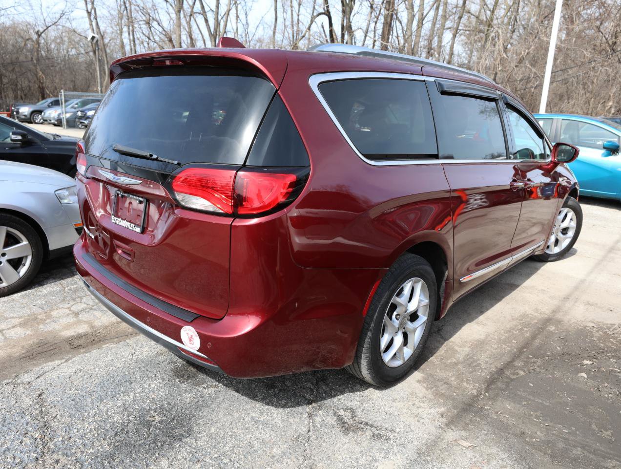 Used 2020 Chrysler Pacifica Touring-L w/ Tire & Wheel Group FWD image 6