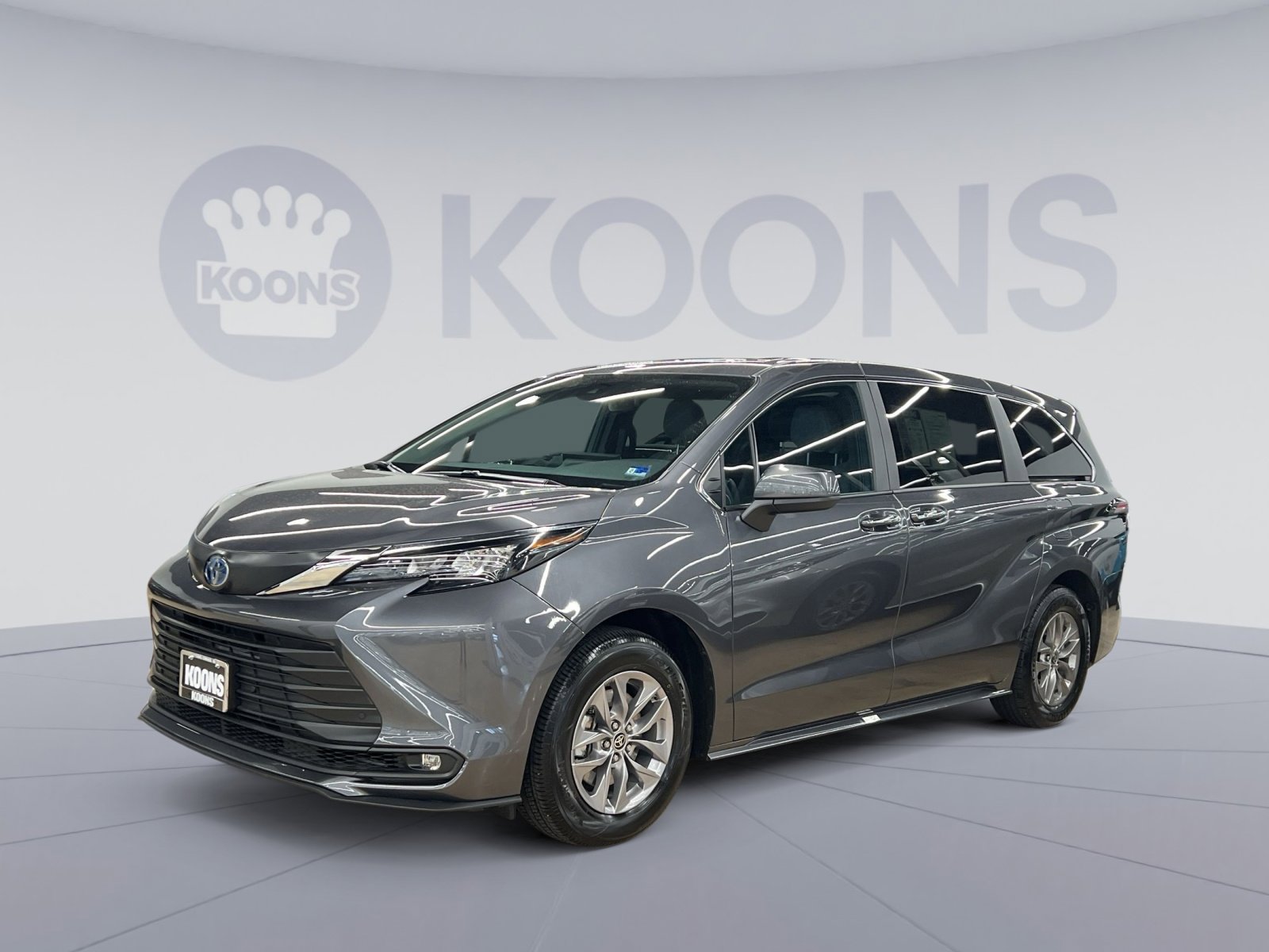 Used 2025 Toyota Sienna XLE image 1