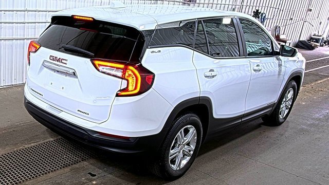 Used 2024 GMC Terrain SLE image 4