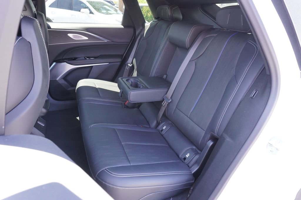 New 2025 Cadillac Lyriq Luxury image 8