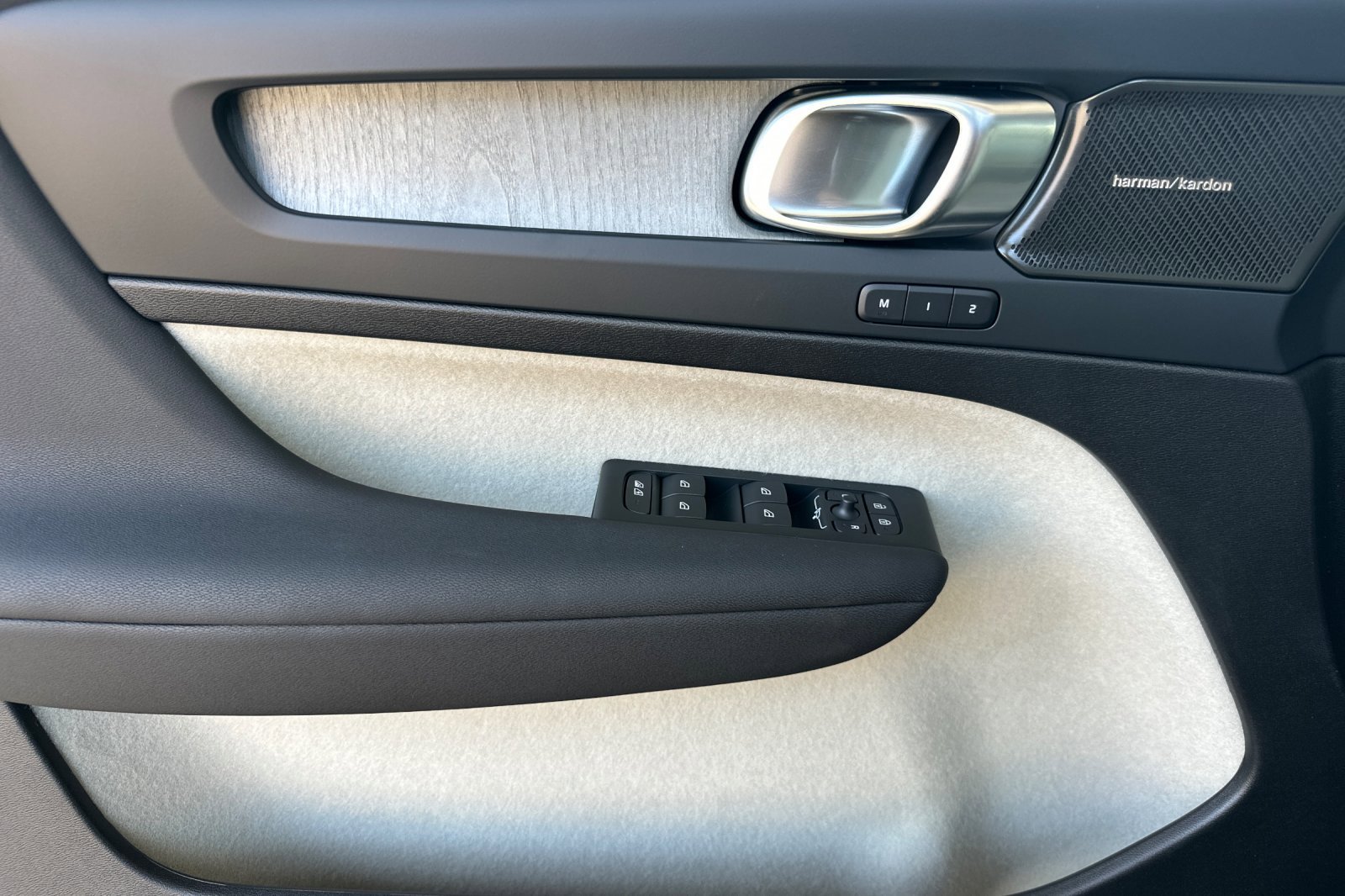 New 2026 Volvo XC40 B5 Ultra w/ Climate Package image 9