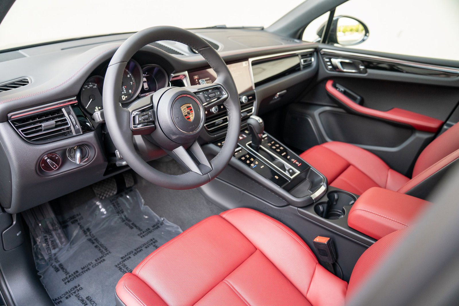 Certified 2025 Porsche Macan AWD/4WD image 4