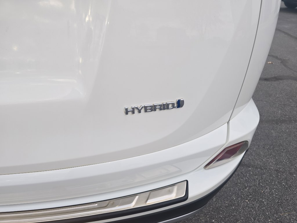 Used 2018 Toyota RAV4 LE image 8