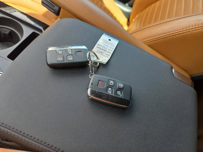 Used 2017 Land Rover Discovery HSE AWD/4WD image 11