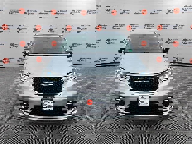 Used 2024 Chrysler Pacifica Touring-L image 8