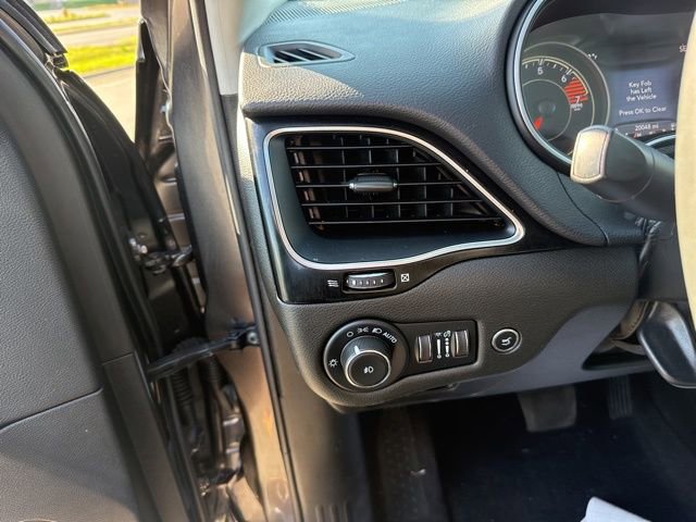 Used 2023 Jeep Cherokee Altitude Lux AWD/4WD image 18