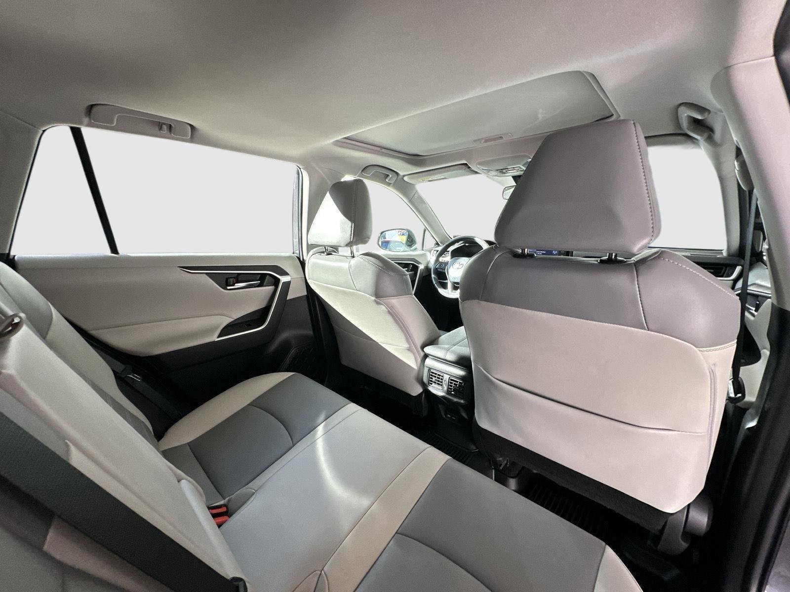 Used 2022 Toyota RAV4 XLE Premium image 33