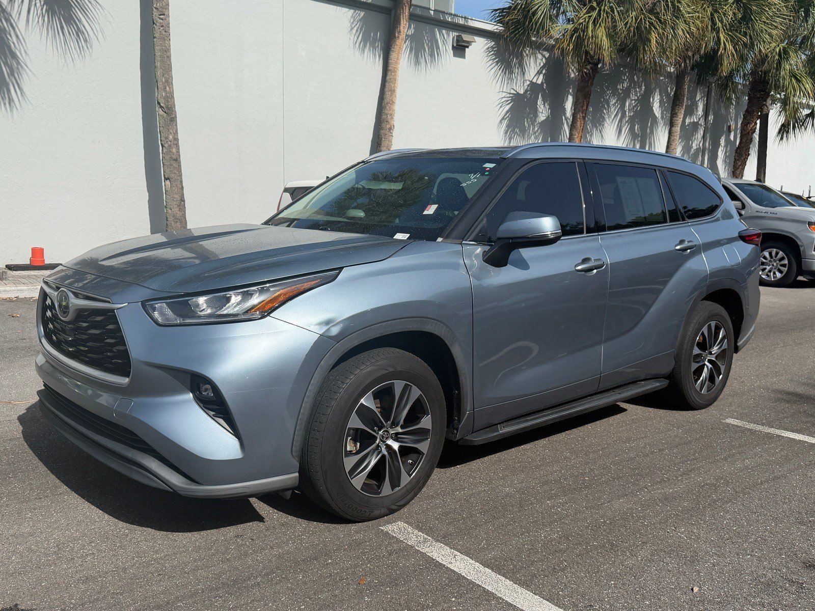 Used 2020 Toyota Highlander XLE FWD image 3