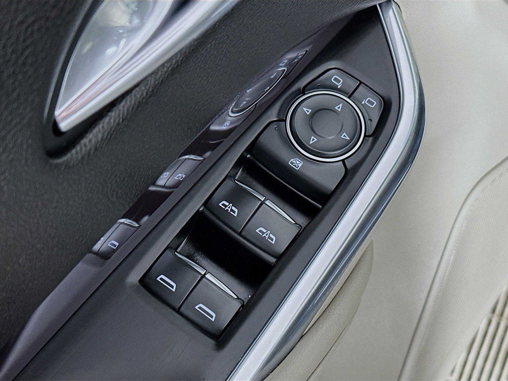 Used 2019 Cadillac XT4 Luxury w/ Cold Weather Package AWD/4WD image 18