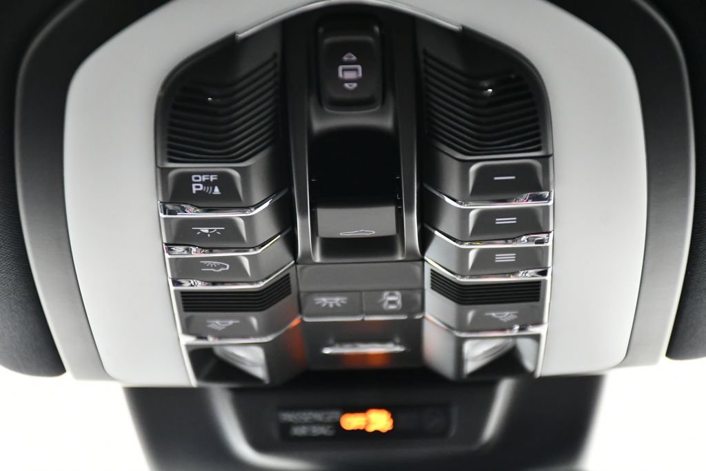 Certified 2024 Porsche Macan AWD/4WD image 19